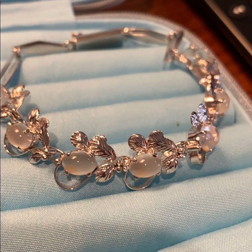 Flowery Leaf Stone Bracelet